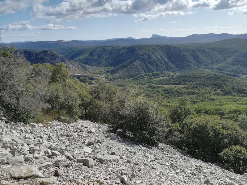 pic-saint-loup-vu-de-loin-en-randonnee